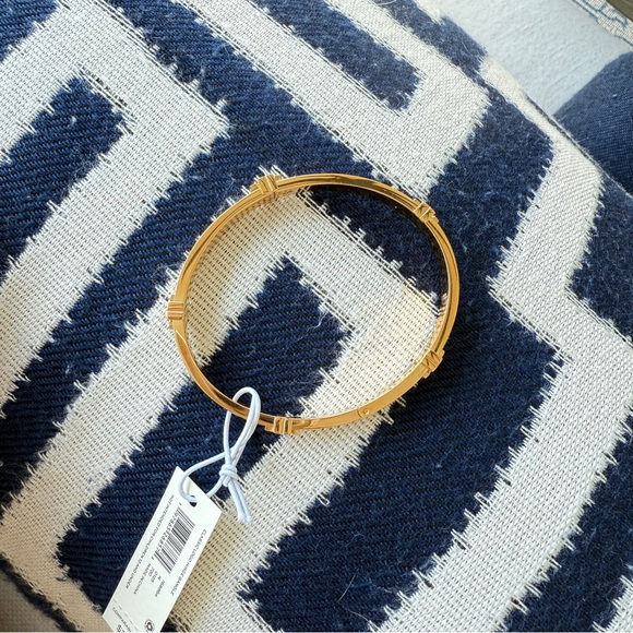 Tory Burch Classic Logo Hinge Bangle 168864 IN TORY GOLD 170$ - Picture 4 of 10